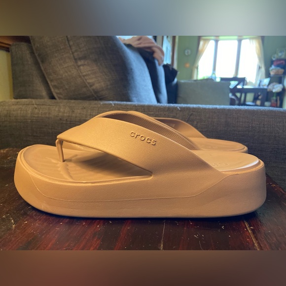 CROCS LIKE NEW!! Women's Getaway Platform Flip Flops Sandals in Latte Size 10 - Picture 10 of 10